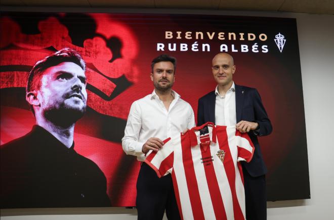 Rubén Albés, junto a David Guerra, en su presentación (Foto: Real Sporting).