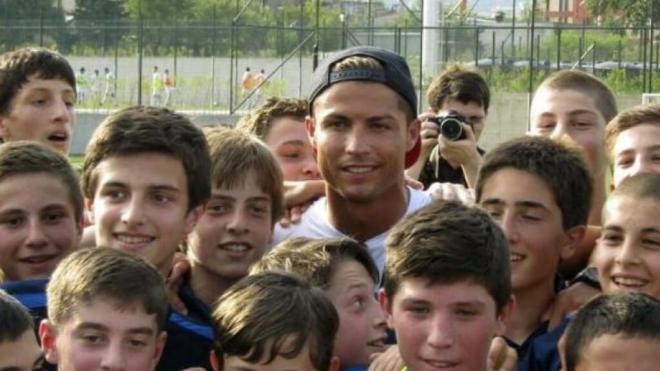 Cristiano Ronaldo posando con niños que años después se han convertido en sus rivales (EFE)