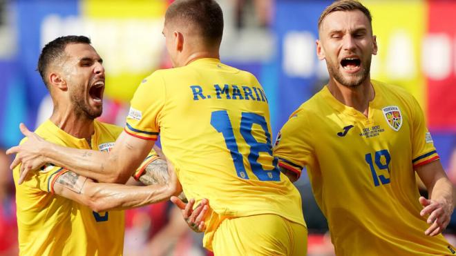 Razvan MArin y Marius Marin celebran el gol del empate en el Eslovaquia-Rumania de la Eurocopa 2024.