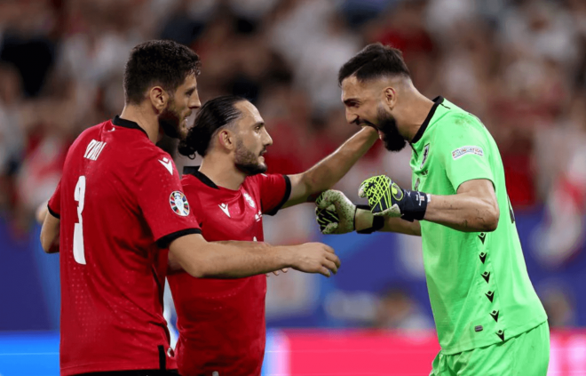 Lasha Dvali, Giorgi Kochorashvili y Giorgi Mamardashvili, en el Georgia-Portugal (Foto: UEFA).