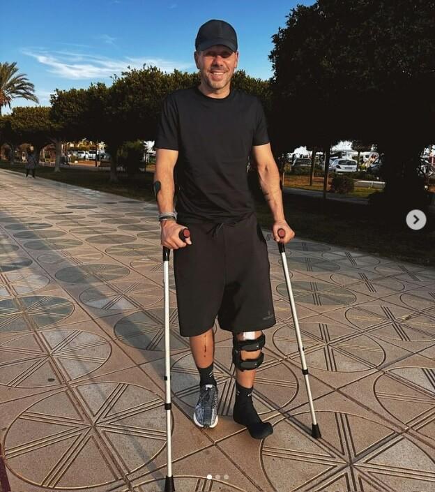 Diego Pablo Simeone, en muletas tras operarse de la rodilla.