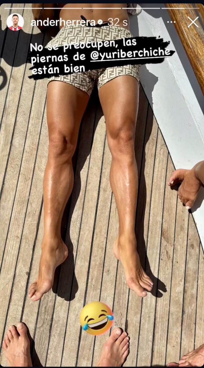 Bromas en Instagram con las piernas de Yuri Berchiche de vacaciones.