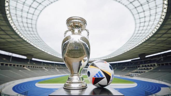 El trofeo y el balón de la Eurocopa 2024 (RR.SS)
