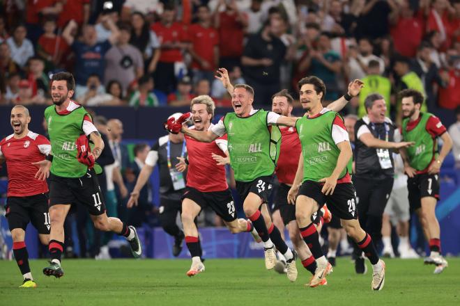 Los jugadores de Georgia celebran el pase a los octavos de final (Foto: Cordon Press)