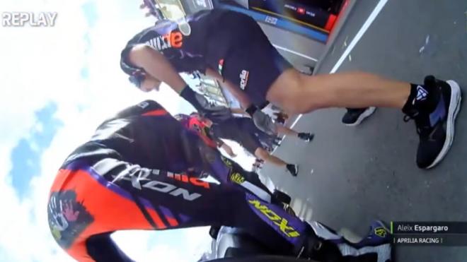 Aleix Espargaró, intentando arrancar su moto en Assen (Foto: MotoGP).