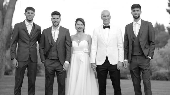 Zidane y Véronique con sus hijos en su boda (Instagram: @enzo)