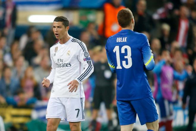 Cristiano Ronaldo y Jan Oblak, en un derbi Real Madrid-Atlético (Foto: Cordon Press).