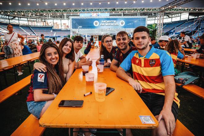 Aficionados del Levante en la Gastro League que ahora está en el Ciutat (Foto: LUD).