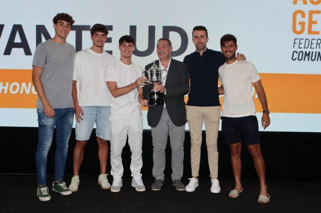 El Juvenil recogió el título de campeón del Grupo VII de División de Honor (Foto:: FFCV)..