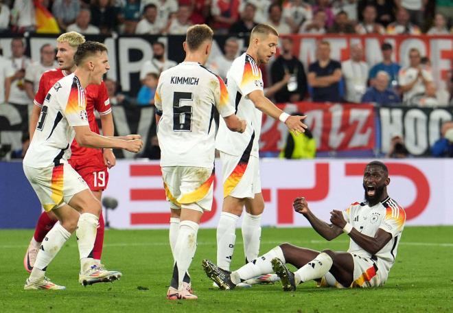 Rüdiger celebra salvar un gol desde el suelo con Alemania (FOTO: Cordón Press).