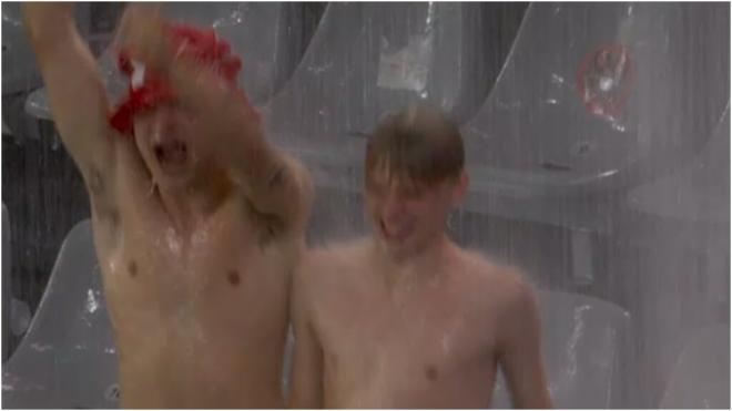 Dos aficionados daneses bailando tras las lluvias torrenciales (Captura RTVE)