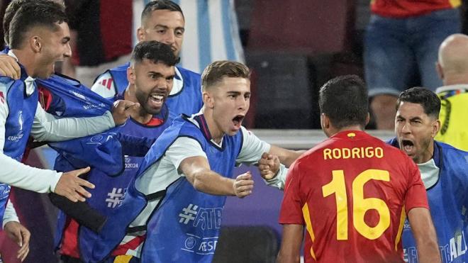 Rodri celebra su gol (1-1) con el banquillo. (Foto: Cordon Press)