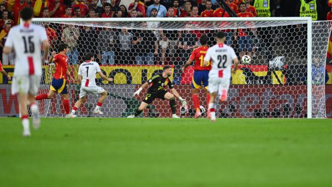 El autogol de Robin Le Normand, en propia puerta, ante la atónita mirada del meta del Athletic Club Unai Simón (Foto: Cordon Press).