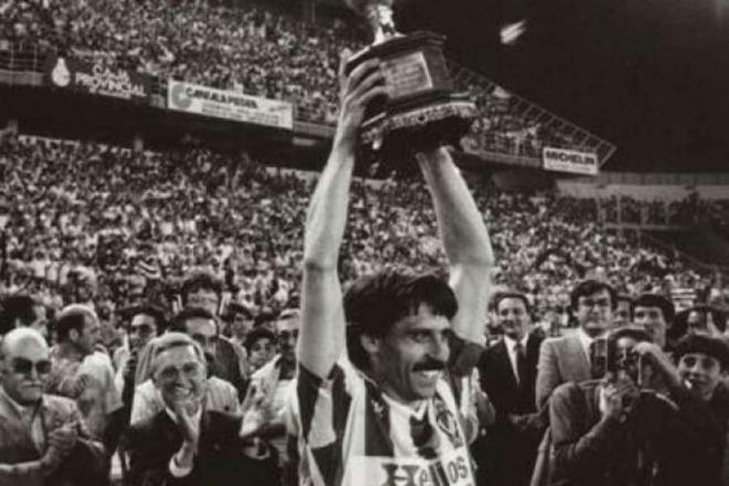 Pepe Moré levanta la Copa de la Liga de 1984