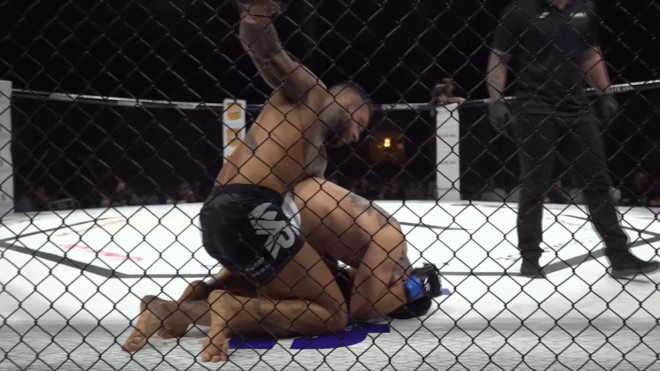Franco Tenaglia golpeando a José Suárez en el WAR MMA
