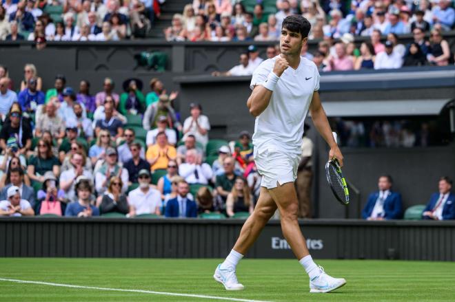 Carlos Alcaraz celebrando un punto en Wimbledon (Foto: Cordon Press).