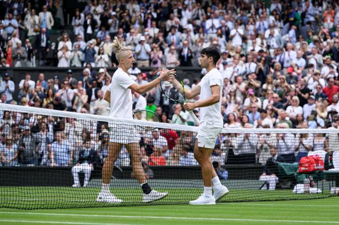 Carlos Alcaraz consolando a Mark Lajal tras ganarle en el debut de Wimbledon (Foto: Cordon Press).