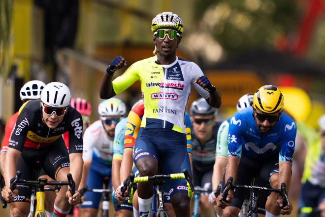 Biniam Girmay celebrando su victoria en la tercera etapa del Tour de Francia (Foto: Cordon Press).