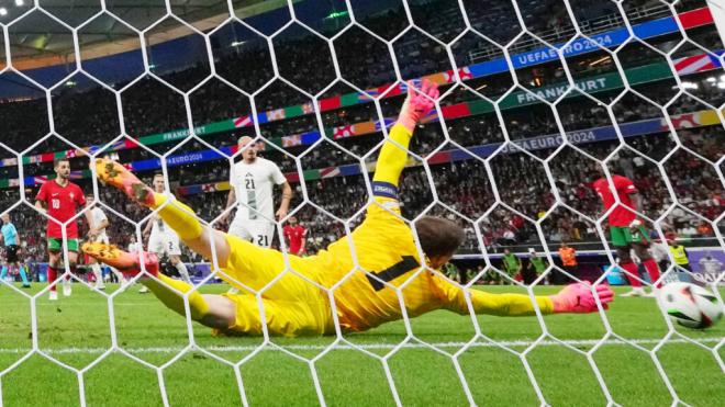 Parada de Jan Oblak en el Portugal - Eslovenia de la Eurocopa 2024 (foto: Cordon Press).