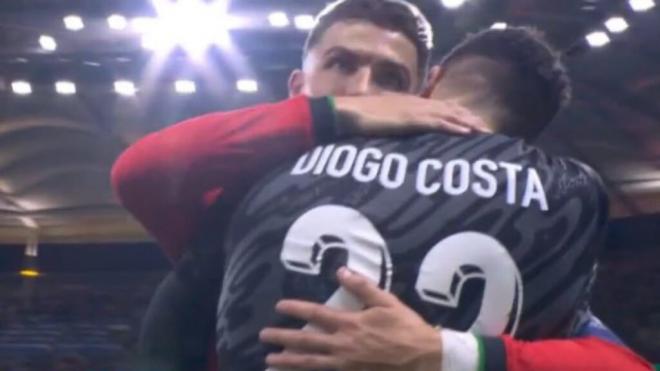 Diego Costa se abraza con Cristiano Ronaldo tras el pase de Portugal (Cordon Press)