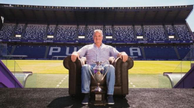 Gail, con la Copa de la Liga (Foto: Real Valladolid).