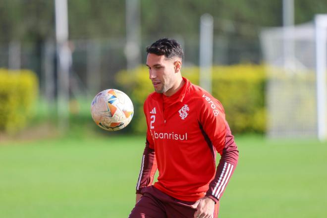 Hugo Mallo, en un entrenamiento en Brasil (Foto: SC Internacional).