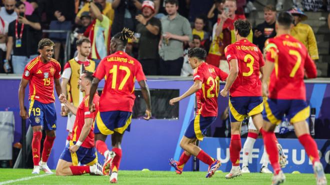 La Selección Española celebrando el gol de Fabián (CordonPress)