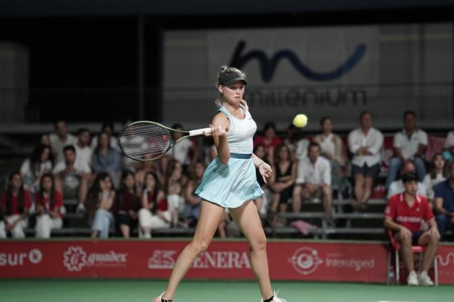 Linda Klimovicova golpea la bola con su raqueta en el Open Generali de Palma del Río 2024.