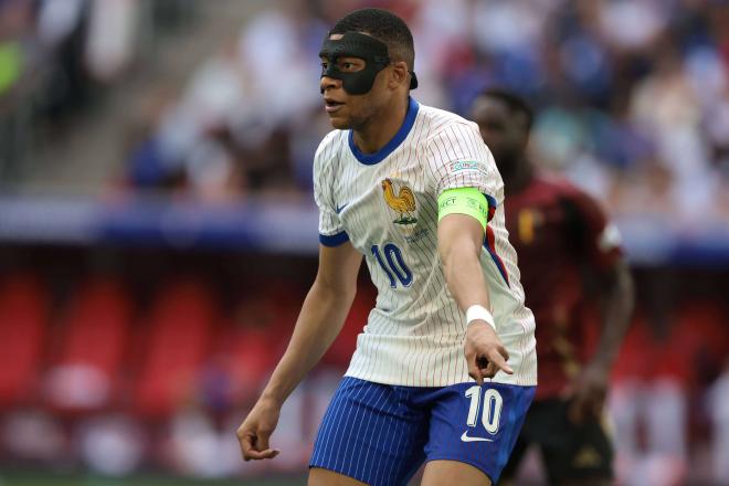 Kylian Mbappé con máscara ante Bélgica (Cordon Press)