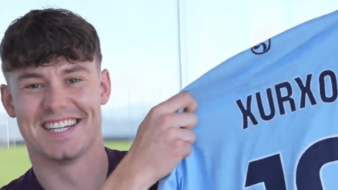 Strand Larsen con la camiseta del Celta de la temporada 2024/25 (Foto: RC Celta).