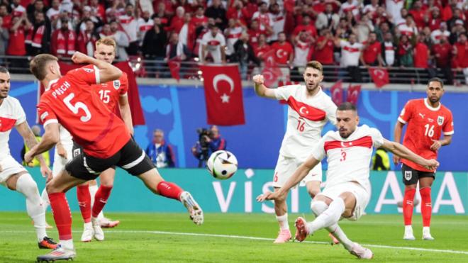 Demiral adelantó a Turquía ante Austria en la Eurocopa 2024 (foto: Cordon Press).