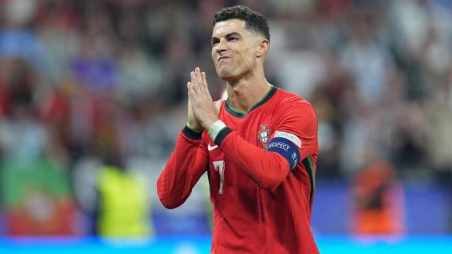 Cristiano Ronaldo, pidiendo perdón en el Portugal - Eslovenia (Foto: Cordon Press)