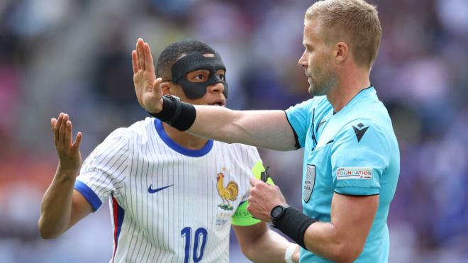 Glenn Nyberg, escuchando las protestas de Mbappé con el reloj de la Eurocopa (Cordon Press)