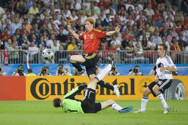 Fernando Torres anotando ante Lehmann el gol en la final de la Eurocopa 2008 (Foto: Cordon Press)