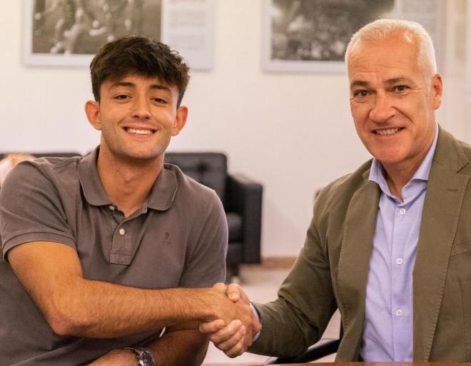 José Cambra y el presidente Pablo Sánchez, en la firma de la renovación del canterano (Foto: LUD).