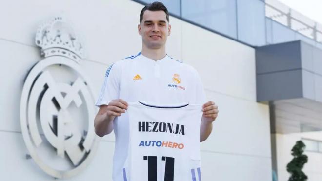 Mario Hezonja, posando con la camiseta del Real Madrid (RR.SS)