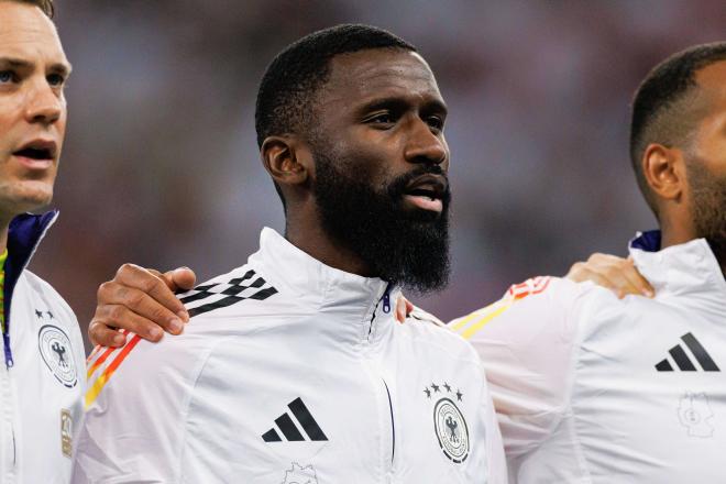 Rüdiger, durante el himno antes de un partido de Alemania (FOTO: Cordón Press).