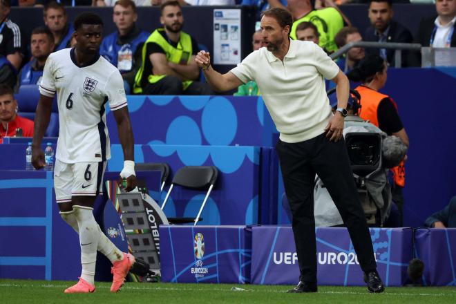 Marc Guéhi recibiendo instrucciones de Southgate en un partido con Inglaterra (Foto: Cordon Press).