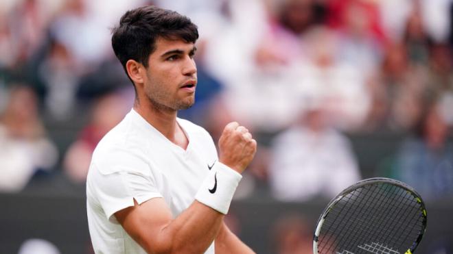 Carlos Alcaraz celebrando un punto en Wimbledon (Cordon Press)