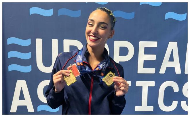 Aurora Lázaro posa con sus medallas.