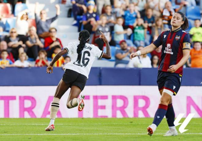 Ivonne marcó en el último derbi en el Ciutat frente al Levante con la camiseta del Valencia (Foto: LALIGA).