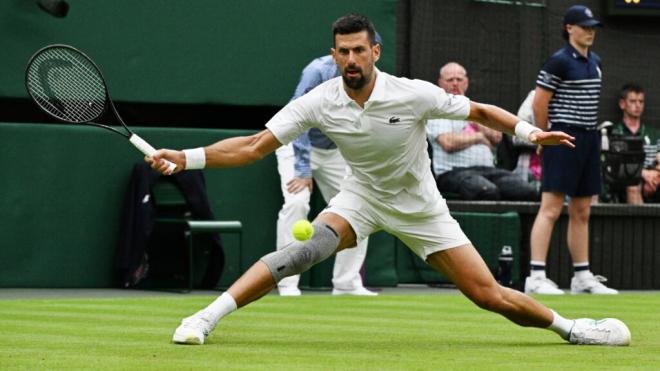 Novak Djokovic jugando con rodillera gris en Wimbledon (Cordon Press)