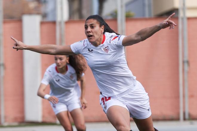 Cristina Martín-Prieto celebra un gol con el Sevilla (foto: LIGA F).