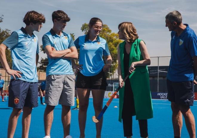 La ministra Pilar Alegría y la alcaldesa Maria José Catalá flipan con el CEAR Hockey Valencia