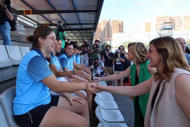 La ministra Pilar Alegría y la alcaldesa Maria José Catalá flipan con el CEAR Hockey Valencia