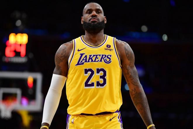 LeBron James mantiene el vínculo con Los Ángeles Lakers durante dos temporadas más.