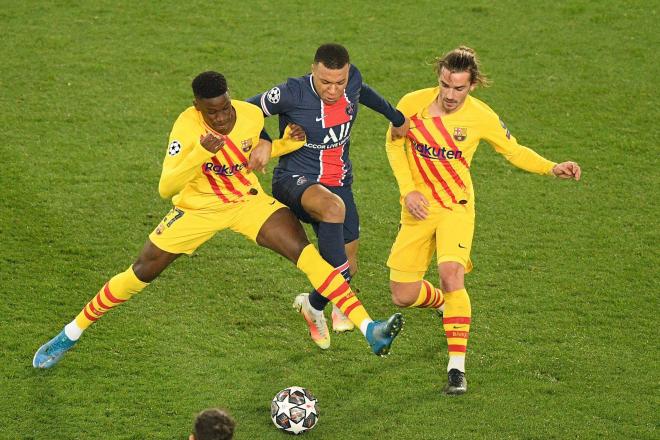 Ilaix Moriba, luchando con Mbappé (Foto: Cordon Press).