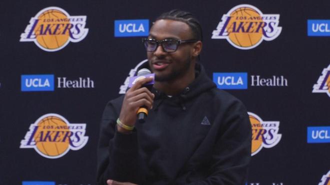 Bronny James durante su presentación