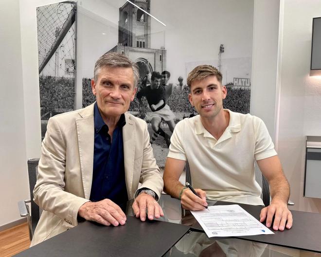 Juan Miranda, firmando su nuevo contrato (Foto: Bologna).