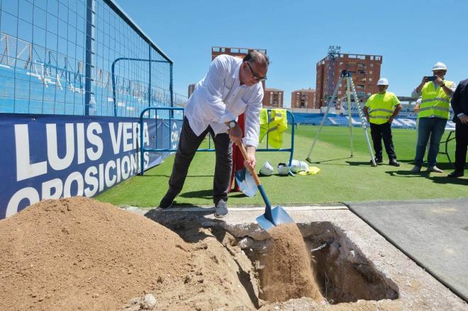 Arturo Bernal, en el inicio de obras del Estadio de Linarejos.